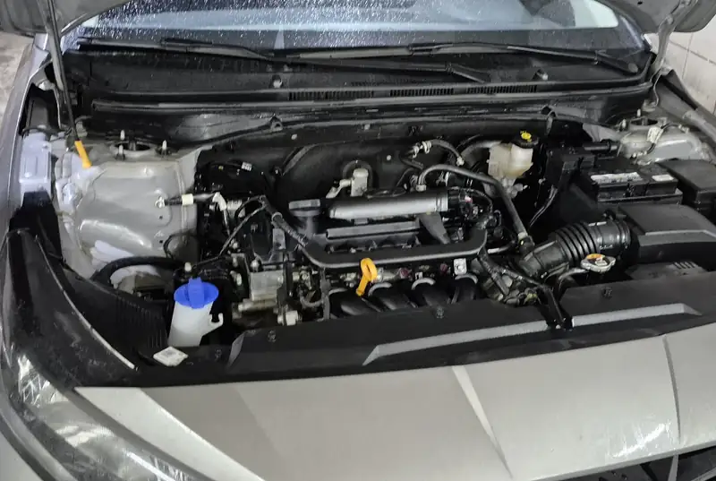 Bakım için kaputu açılmış motor bölmesi